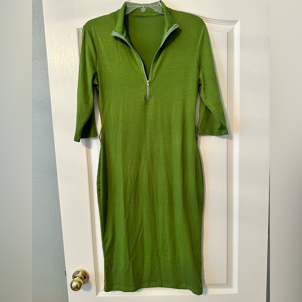 🔥CLEARANCE🔥- New in bag green bodycon dress with tie waist - fits like S